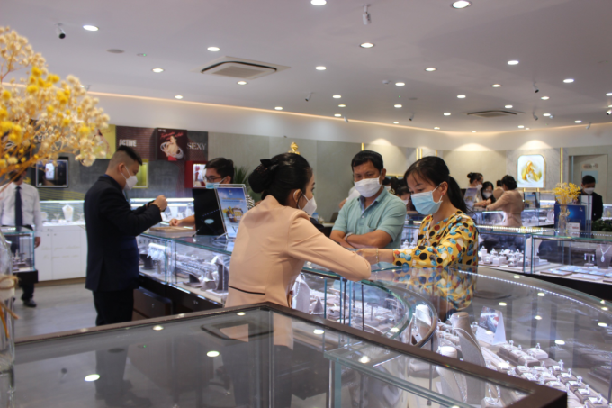 Quà tặng trang sức hút khách trước 8/3