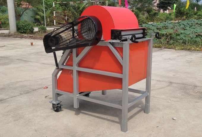 Sinh viên chế tạo máy tách sợi chuối