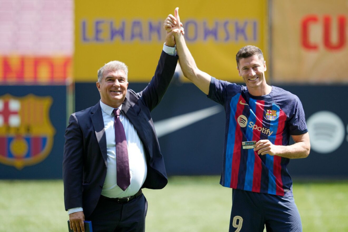 Fernando Carro: 'Barca đang làm điều điên rồ'