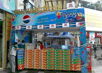 Pepsi bán nước ngọt cạnh bãi giữ xe siêu thị
