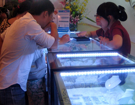 Vàng và USD cùng rớt giá