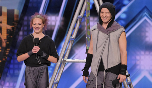 Thí sinh America's Got Talent chồng đầu giống Quốc Cơ - Quốc Nghiệp