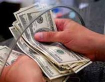 Giá đôla trên thị trường tự do xuống sát 17.000 đồng 