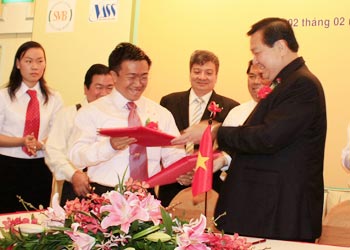 Ồ ạt khai trương, ký kết hợp đồng mùng 8 Tết 