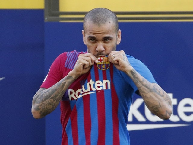 Alves: 'Barca không quan tâm đến cầu thủ làm nên lịch sử'