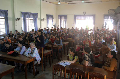 Chợ mới ế ẩm, hàng trăm tiểu thương kéo lên trụ sở thành phố
