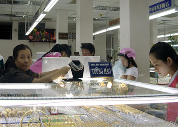 Doanh nghiệp kinh doanh vàng mạnh tay xả hàng