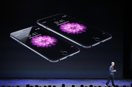 Apple đạt mức vốn hóa 700 tỷ USD