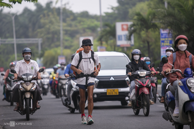 Runner Hàn Quốc chạy 4.720 km quanh Việt Nam