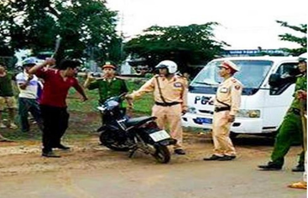 Nam thanh niên vi phạm giao thông, chém công an nứt sọ não