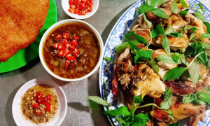Gà nướng dân dã hút khách với sốt chấm 'thần thánh'