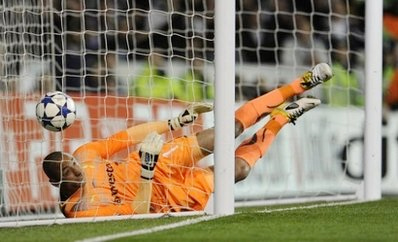 Real vào bán kết gặp Barca Real Madrid giành chiến thắng 1-0 trong trận tứ kết lượt về Champions League tối qua nhờ sai lầm hy hữu của thủ môn đội chủ nhà Tottenham - Heurelho Gomes. Gomes không kịp đẩy bóng khỏi khung thành sau cú sút của Ronaldo.