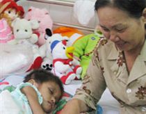 Mẹ cắt gân chân con 3 tuổi bị xem xét khởi tố 