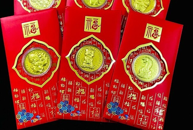 Tiền và bao lì xì hình hổ mạ vàng giá đắt đỏ