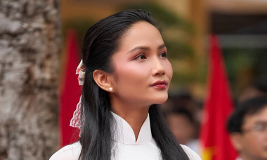 Sao Việt góp tiền của, về vùng lũ cứu trợ