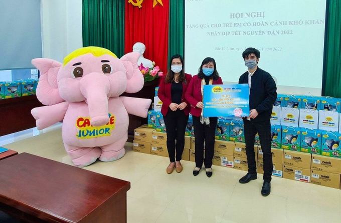 Carrie Junior trao quà Tết cho trẻ