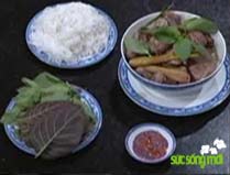 Chân giò nấu rượu mận