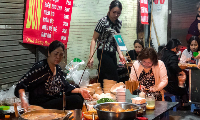 Gánh bún riêu gia truyền bán 700 bát mỗi đêm
