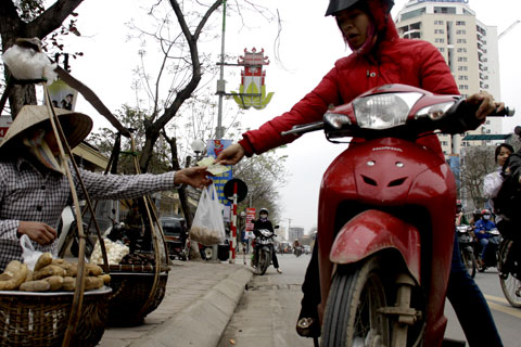Bán khoai, sắn dạo thu nhập nửa triệu đồng mỗi ngày