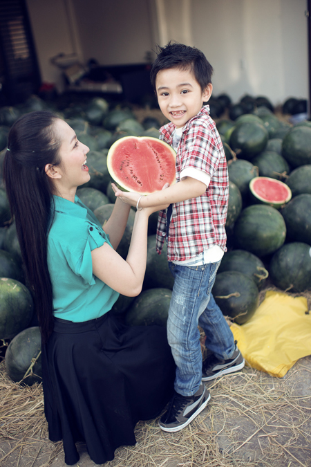 Con trai giúp Kim Hiền chọn dưa hấu