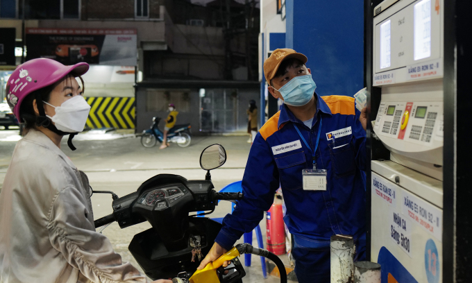 Giá xăng ngày mai khó giảm mạnh