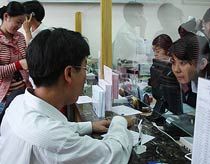 Ngân hàng đua tăng nóng lãi suất tiết kiệm 