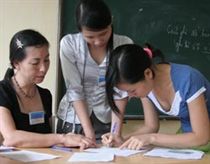 Hàng trăm nghìn sĩ tử đội mưa đến các điểm thi 