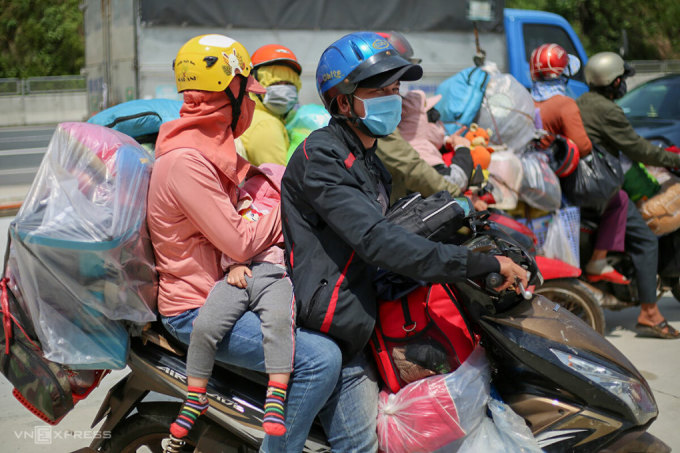 Bị vận động 'không về quê ăn Tết'