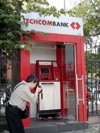  Thực hư máy ATM nhuốm máu 