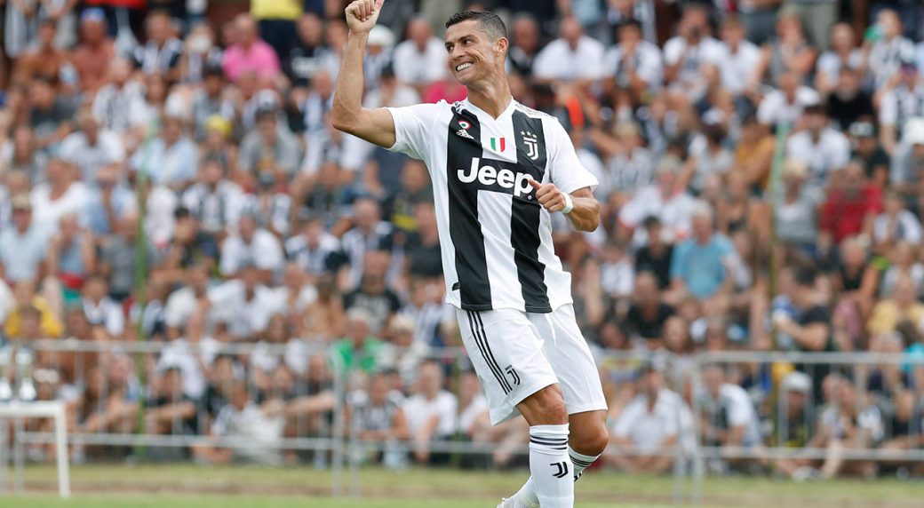 MU bỗng nhiên có Alex Sandro, Ronaldo cân cả Serie A