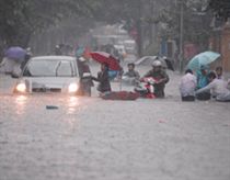 Kinh doanh đình trệ vì đợt mưa kỷ lục ở Hà Nội