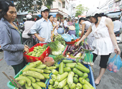  Chợ lẻ “thổi” giá  
