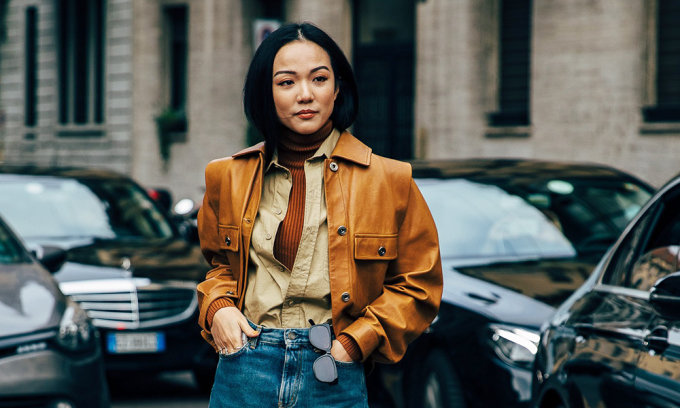 Cách phối chân váy denim mùa thu
