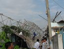 Panô quảng cáo đổ đè bẹp 4 nhà dân 