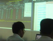 Nhà đầu tư suýt ngất trên sàn vàng 