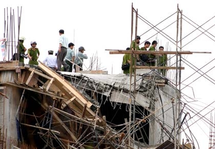 Chó nghiệp vụ tìm kiếm công nhân bị chôn vùi dưới giàn giáo