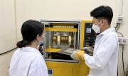 Sinh viên tái chế khẩu trang thành tấm nhựa