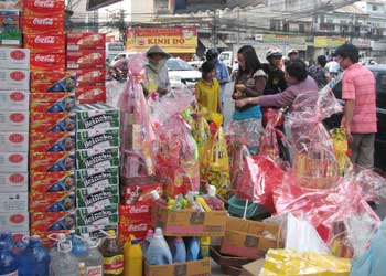 Hàng Tết sẵn sàng, chỉ đợi người mua