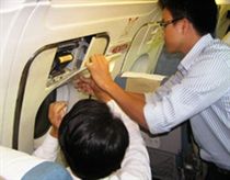 Hành khách lại mở cửa thoát hiểm máy bay