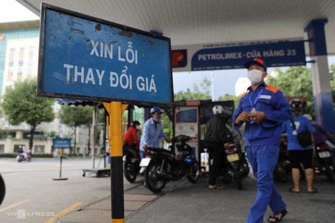 Giá xăng tiếp tục tăng, vượt 26.000 đồng