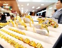 Các tiệm vàng liên tục điều chỉnh giá 