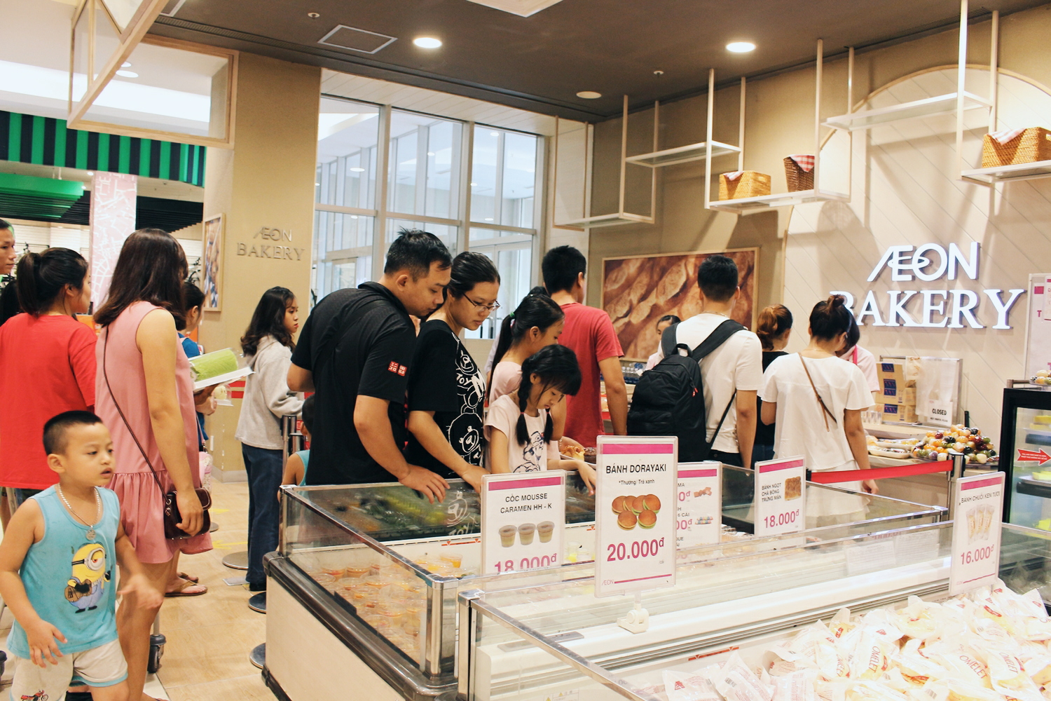Vô tư bốc bánh, nếm bánh bằng tay trong siêu thị - chuyện buồn về ý thức mua hàng của người Việt