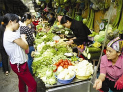  Mâm cơm thời "bão giá"  