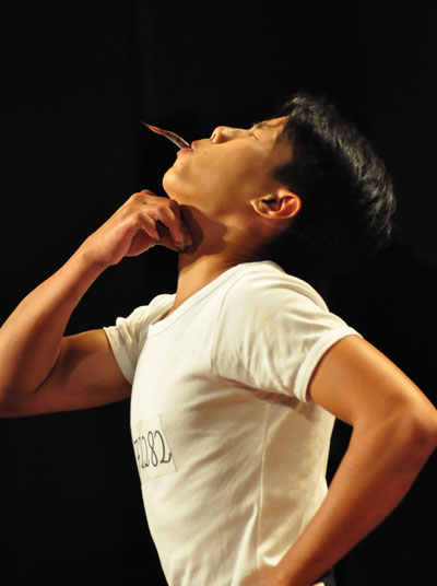 Thí sinh VN’s Got Talent nuốt hàng chục con cá sống