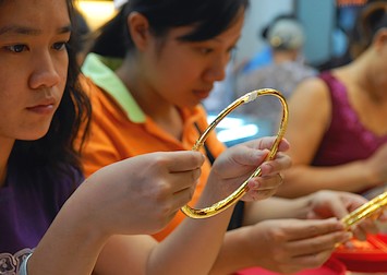 Giá vàng giảm nhẹ, USD 'chợ đen' leo cao 