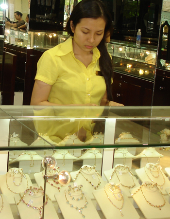  Giá vàng loanh quanh dưới ngưỡng 31,6 triệu đồng 