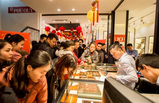 Giá vàng thế giới phá đỉnh 6 tháng