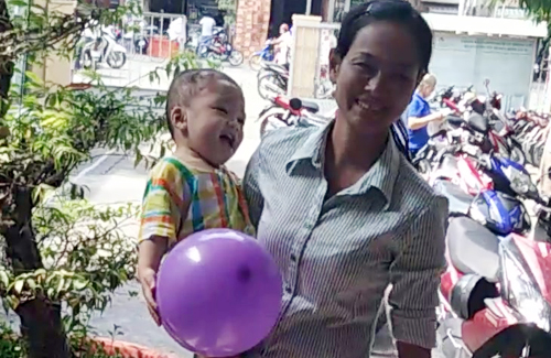 Mẹ con cụ bà mang ảnh bé trai bị bỏ rơi đến nhận cháu