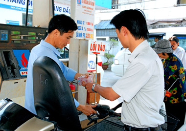 'Không dùng quỹ bình ổn, xăng sẽ tăng 2.200 đồng mỗi lít'  
