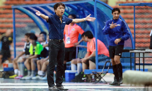 HLV Miura xin được chụp ảnh cùng học trò